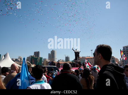 Ballons fliegen über Märtyrer-Platz, Beirut, Libanon, bei einer politischen Kundgebung, an der bis zu 1 Million Personen teilnehmen. Stockfoto