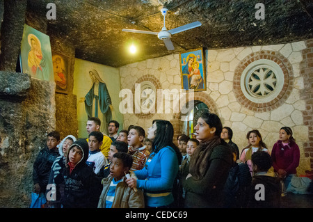 Junge koptische Menschen beten im koptischen Kloster in Assiut Ägypten Stockfoto