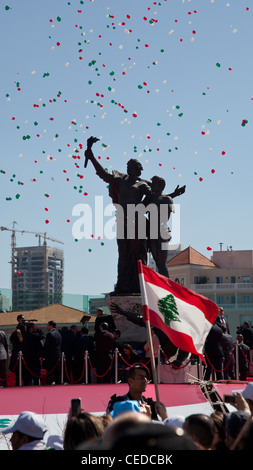 Ballons fliegen über die Märtyrer-Platz-Statue in Beirut, Libanon, an einer politischen Kundgebung, an der bis zu 1 Million Personen teilnehmen. Stockfoto