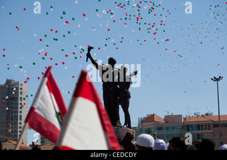 Ballons fliegen über die Märtyrer-Platz-Statue in Beirut, Libanon, an einer politischen Kundgebung, an der bis zu 1 Million Personen teilnehmen. Stockfoto