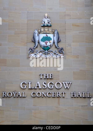 Die Glasgow Wappen, "Lassen Sie Glasgow Blühen" an der Wand der Glasgow Royal Concert Hall, Schottland, Großbritannien Stockfoto