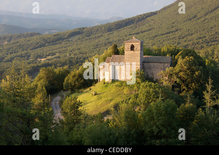 Ein Blick vom kleinen abgelegenen Dorf Gigors der alten romanischen Kirche St. Peter und die bergige Landschaft des Vercors. La Drôme, Frankreich. Stockfoto