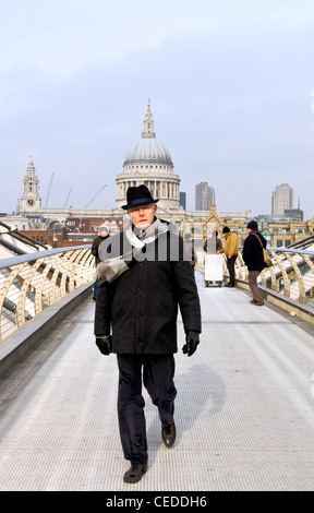 Gut gekleidete Business-Mann zu Fuß über die Millennium Bridge London England Great Britain UK Stockfoto