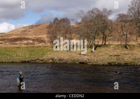 Männer Lachs Angeln im Fluss Oykel, Sutherland, Schottland, UK Stockfoto