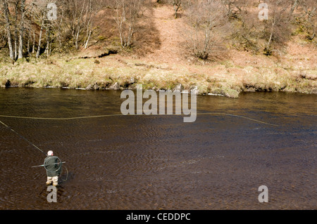 Lachs Fischer tragen Watvögel, Fluss Oykel, Sutherland, Schottland Stockfoto