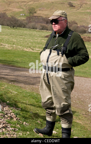 Lachs Fischer tragen Watvögel, Fluss Oykel, Sutherland, Schottland Stockfoto