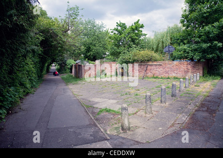 Großbritannien, England, Berkshire, Reading, Caversham Park Village (1970s Housing Estate), Pathway und Spielbereich Stockfoto