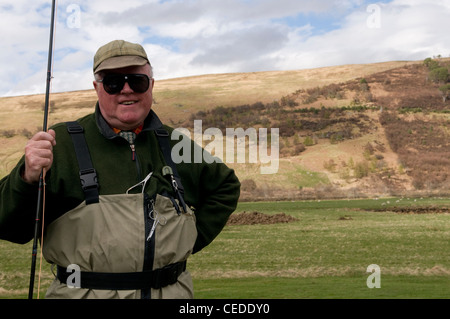 Porträt von einem Lachs Fischer am Ufer des Flusses Oykel, Sutherland, Schottland, Großbritannien Stockfoto