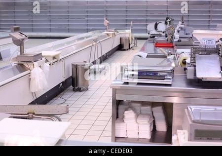 Shop mit leeren Regalen und Theken Stockfoto