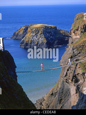 Carrick-a-Rede Rope Bridge, in der Nähe von Ballintoy, County Antrim, Nordirland, Großbritannien Stockfoto