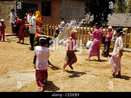 Während Wasser plantschen Festival in Xishuangbanna werfen Kinder Eimer Wasser im Ba Jiao Tong buddhistischen Tempel Stockfoto