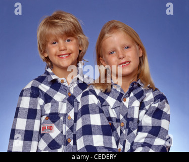 Sisters posiert in Studio, Winkfield, Berkshire, England, Vereinigtes Königreich Stockfoto