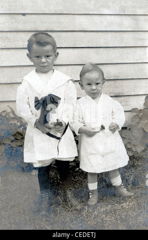 Vintage Foto von zwei kleinen Kindern Bestätigung Kleidung, ca. 1900. Stockfoto