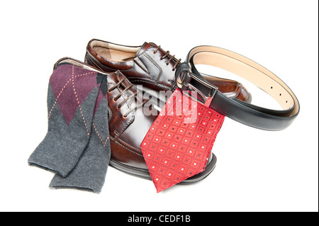 Neue braune Lederschuhe mit roter Krawatte und Argyle Socken auf weiß Stockfoto