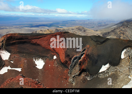 Ein Vulkanschlot im roten Krater im Tongariro Nationalpark in Neuseeland Stockfoto