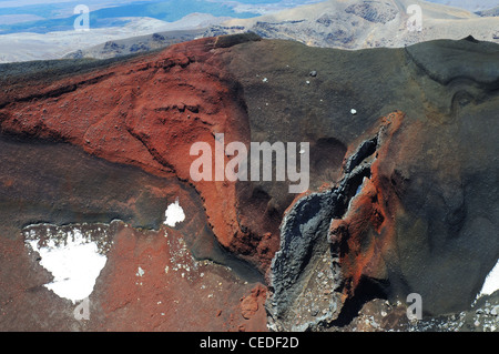 Ein Vulkanschlot im roten Krater im Tongariro Nationalpark in Neuseeland Stockfoto