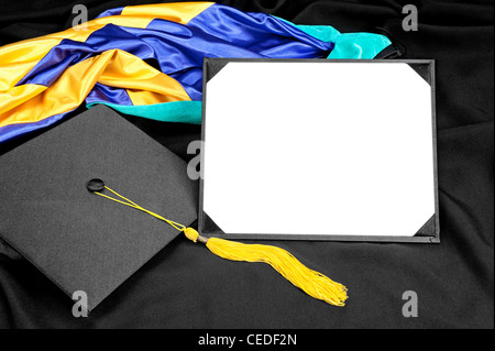 Eine Graduierung Einstellung mit Kappe, Quaste, Kleid, Haube und leere Diplom für Designer, um die Kopie zu platzieren. Stockfoto