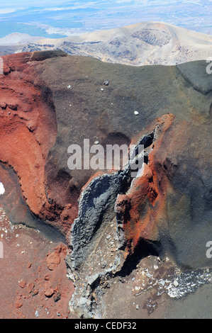 Ein Vulkanschlot im roten Krater im Tongariro Nationalpark in Neuseeland Stockfoto