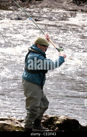 Mann-Lachs-Angeln am Ufer des Flusses Oykel, Sutherland, Schottland Stockfoto