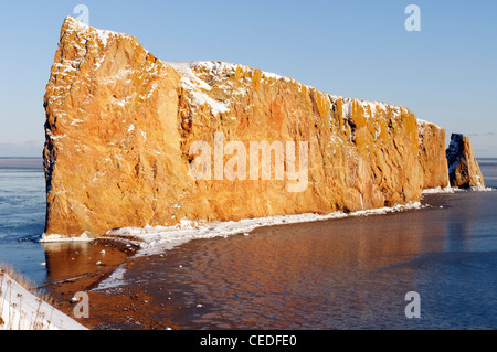 Le Rocher Perce in Perce in Gaspesie Quebec Kanada im Winter Stockfoto