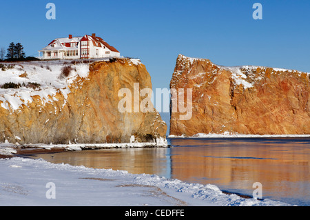 Le Rocher Perce in Perce in Gaspesie Quebec Kanada im Winter Stockfoto