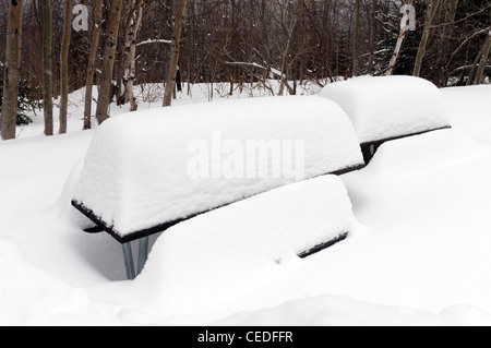 Ein Picknick-Tisch schneebedeckt in Quebec Stockfoto