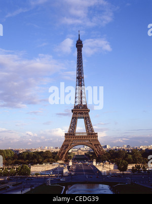 Eiffel-Turm aus dem Trocadéro Gelände des Palais de Chaillot, Paris, Île-de-France, Frankreich Stockfoto