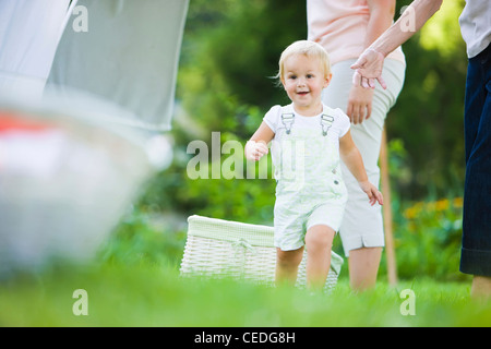 Kaukasische Baby Gras laufen Stockfoto