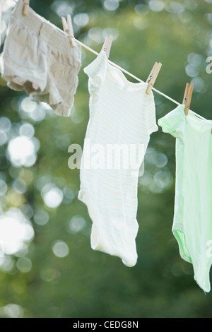 Nahaufnahme von Wäsche auf der Wäscheleine hängen Stockfoto