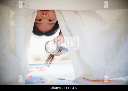 Koreanische Mädchen auf der Suche nach Bett mit Taschenlampe Stockfoto