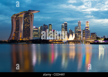 Singapur, Singapur - 3. Februar 2012: Blick über die Marina Bay in Singapur central Business District in der Abenddämmerung. Stockfoto