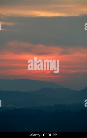 Abendrot über den Hügeln von Kandy, Sri Lanka Stockfoto