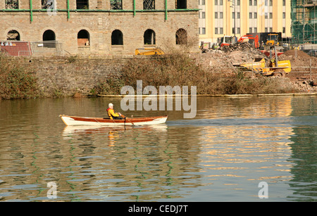 Februar 2008 - man Rudern mit einem kleinen Boot auf einem großen Fluss Stockfoto