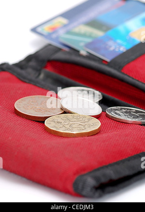 Detailbild der rote Geldbörse mit Karten und Münzen. Stockfoto