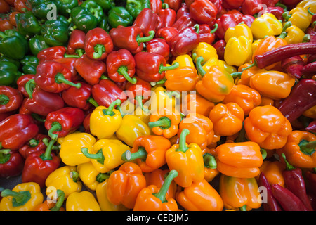 England, London, Southwark, Borough Market, Gemüse Stall, Capsicum Display Stockfoto