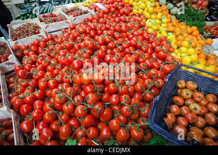 England, London, Southwark, Borough Market, Gemüse Stall, Tomaten-Anzeige Stockfoto