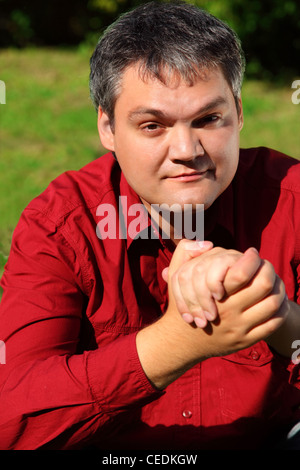 Portrait der Mann im roten Hemd outdoor im Sommer Stockfoto