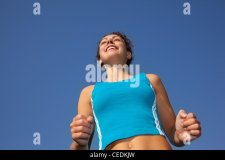 sportliche Frau Läufer, Blick von unten Stockfoto