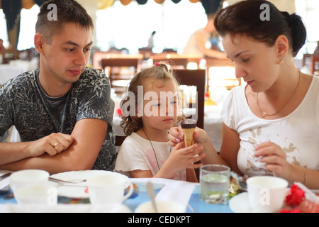 Familie mit kleinen Mädchen im café Stockfoto