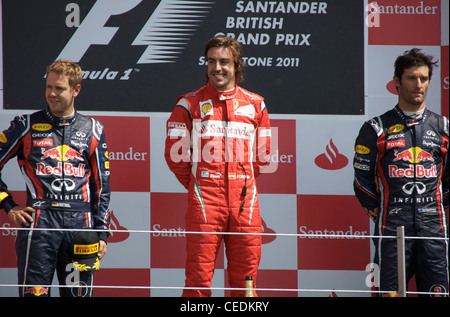 Fernando Alonso feiert gewann den britischen Grand Prix 2011 mit Sebastian Vettel und Mark Webber Stockfoto