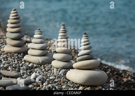 Zen Steinen auf dem Seeweg, vier Pyramiden Stockfoto