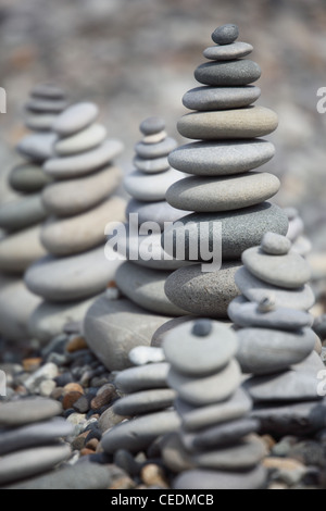 viele steinerne Stacks am Kiesstrand Stockfoto