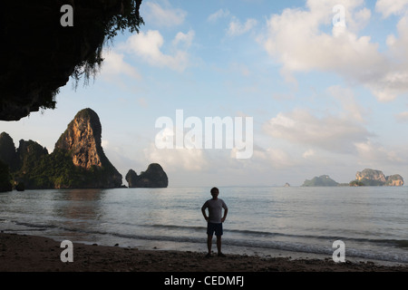 Auf Thai Strand stehende Person Stockfoto