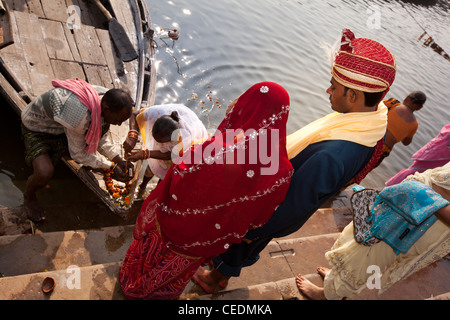 Indien, Uttar Pradesh, Varanasi, Dasaswamedh Ghat, frisch verheiratet, paar empfangen Segen puja Stockfoto