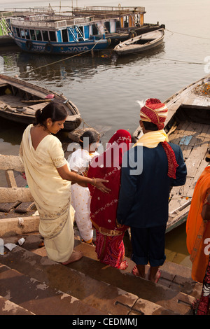 Indien, Uttar Pradesh, Varanasi, Dasaswamedh Ghat, verheiratet frisch, paar, empfangende Segen puja Stockfoto
