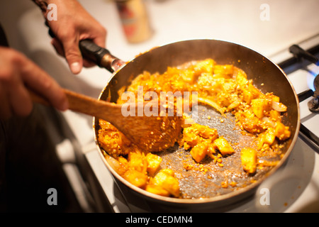 Nahaufnahme der Person, die pad thai Stockfoto