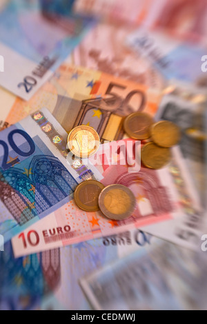 Ein Haufen Euro Geld Geldscheine und Münzen Stockfoto