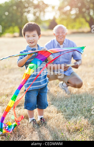 Chinesischen Großvater und Enkel fliegen Drachen Stockfoto