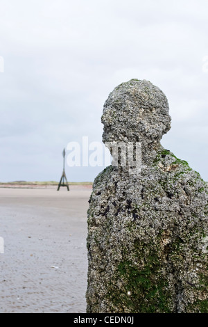 Gormleyss Iron Men Skulpturen "woanders" am Strand von Crosby, Liverpool Merseyside Stockfoto