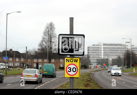 Neues Tempolimit und Kamera Warnzeichen in Lewes Road Brighton UK Stockfoto